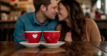 Seriöse Partnersuche auf Dating Cafe. (Foto: AdobeStock Curioso.Photography _808221233)